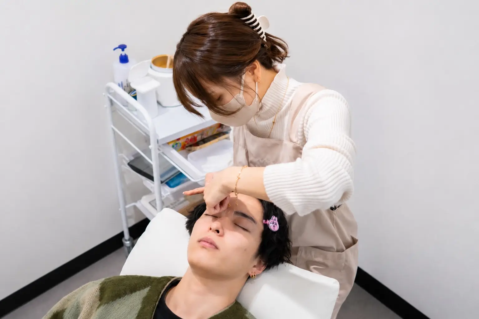 ツィザーと毛抜きでの仕上げの様子